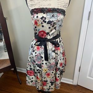 Woman floral strapless dress